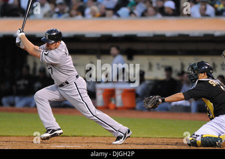 23. Juli 2010 - Oakland, CA, Vereinigte Staaten von Amerika - 23. Juli 2010; Oakland, Kalifornien, USA; Chicago White Sox bezeichneten Hitter Mark Kotsay (7) Treffer während Freitag Spiel bei Oakland-Alameda County Coliseum.  Die White Sox schlagen die Leichtathletik-5-1.  Obligatorische Credit: Scott Beley / Southcreek Global Media (Kredit-Bild: © Southcreek Global/ZUMApress.com) Stockfoto