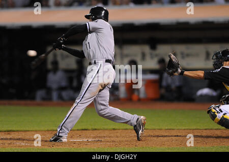 23. Juli 2010 - Oakland, CA, Vereinigte Staaten von Amerika - 23. Juli 2010; Oakland, Kalifornien, USA; Chicago White Sox dritte Baseman Omar Vizquel (11) Treffer am Freitag das Spiel in Oakland-Alameda County Coliseum.  Die White Sox schlagen die Leichtathletik-5-1.  Obligatorische Credit: Scott Beley / Southcreek Global Media (Kredit-Bild: © Southcreek Global/ZUMApress.com) Stockfoto