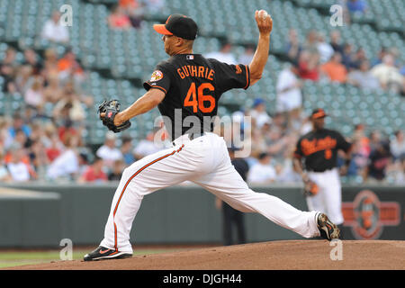 23. Juli 2010 - Baltimore, Maryland, Vereinigte Staaten von Amerika - 23. Juli 2010: Baltimore Orioles Start Krug Jeremy Guthrie (46) macht einen Platz während der ersten Inning der Freitagabend Spiel gegen den Besuch Minnesota Twins at Camden Yards in Baltimore, MD... Obligatorische Credit: Russell Tracy / Southcreek Global. (Kredit-Bild: © Southcreek Global/ZUMApress.com) Stockfoto