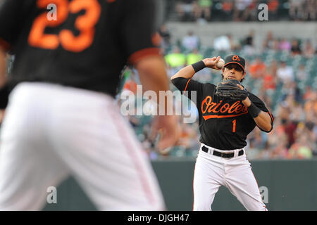 23. Juli 2010 - Baltimore, Maryland, Vereinigte Staaten von Amerika - 23. Juli 2010: Orioles zweiter Basisspieler Brian Roberts (1) macht einen Wurf erster Basisspieler Ty Wigginton (23) für die Out während der ersten Inning der Freitag Abend Spiel gegen die Minnesota Twins at Camden Yards in Baltimore, MD... Obligatorische Credit: Russell Tracy / Southcreek Global. (Kredit-Bild: © Southcreek Global/ZUMApr Stockfoto