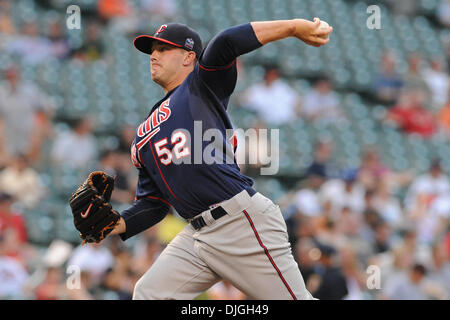 23. Juli 2010 - Baltimore, Maryland, Vereinigte Staaten von Amerika - 23. Juli 2010: Minnesota Twins ab Krug Brian Duensing (52) macht einen Stellplatz im ersten Inning von Freitag Abend Spiel gegen die Baltimore Orioles at Camden Yards in Baltimore, MD... Obligatorische Credit: Russell Tracy / Southcreek Global. (Kredit-Bild: © Southcreek Global/ZUMApress.com) Stockfoto