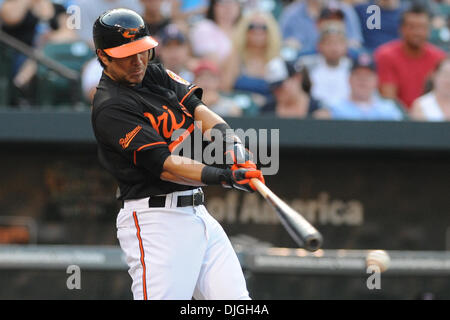 23. Juli 2010 - Baltimore, Maryland, Vereinigte Staaten von Amerika - 23. Juli 2010: Orioles zweiter Basisspieler Brian Roberts (1) schwingt in einer Tonhöhe während der ersten Inning der Freitag Abend Spiel gegen die Minnesota Twins at Camden Yards in Baltimore, MD... Obligatorische Credit: Russell Tracy / Southcreek Global. (Kredit-Bild: © Southcreek Global/ZUMApress.com) Stockfoto