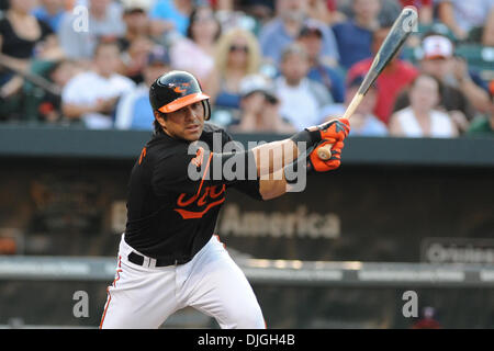 23. Juli 2010 - Baltimore, Maryland, Vereinigte Staaten von Amerika - 23. Juli 2010: Orioles zweiter Basisspieler Brian Roberts (1) schwingt in einer Tonhöhe während der ersten Inning der Freitag Abend Spiel gegen die Minnesota Twins at Camden Yards in Baltimore, MD... Obligatorische Credit: Russell Tracy / Southcreek Global. (Kredit-Bild: © Southcreek Global/ZUMApress.com) Stockfoto