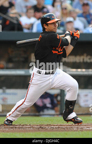 23. Juli 2010 - Baltimore, Maryland, Vereinigte Staaten von Amerika - 23. Juli 2010: Orioles zweiter Basisspieler Brian Roberts (1) schwingt in einer Tonhöhe während der ersten Inning der Freitag Abend Spiel gegen die Minnesota Twins at Camden Yards in Baltimore, MD... Obligatorische Credit: Russell Tracy / Southcreek Global. (Kredit-Bild: © Southcreek Global/ZUMApress.com) Stockfoto