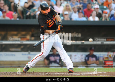 23. Juli 2010 - Baltimore, Maryland, Vereinigte Staaten von Amerika - 23. Juli 2010: Baltimore Orioles erster Basisspieler Ty Wigginton (23) Schaukeln in einer Tonhöhe während der ersten Inning der Freitag Abend Spiel gegen die besuchenden Minnesota Twins at Camden Yards in Baltimore, MD... Obligatorische Credit: Russell Tracy / Southcreek Global. (Kredit-Bild: © Southcreek Global/ZUMApress.com) Stockfoto