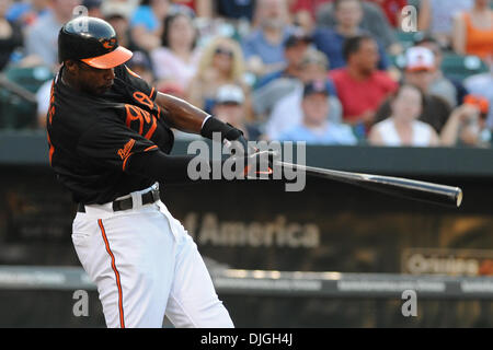 23. Juli 2010 - Baltimore, Maryland, Vereinigte Staaten von Amerika - 23. Juli 2010: Baltimore Orioles Center Fielder Adam Jones (10) trifft ein RBI, um Center Fielder bringen nach Hause Third Baseman Miguel Tejada (9) während der ersten Inning bringen die auf 1: 0 gegen den Besuch Minnesota Twins at Camden Yards in Baltimore, MD... Obligatorische Credit: Russell Tracy / Southcreek Global. (Credit Stockfoto