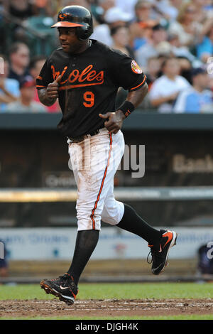 23. Juli 2010 - Baltimore, Maryland, Vereinigte Staaten von Amerika - 23. Juli 2010: Baltimore Orioles dritte Baseman Miguel Tejada (9) Köpfe in Richtung Hauptplatte auf einem RBI Center Fielder Adam Jones (10) während der ersten Inning bringen die auf 1: 0 gegen den Besuch Minnesota Twins at Camden Yards in Baltimore, MD. betroffen. Obligatorische Credit: Russell Tracy / Southcreek Global. (Kredit Im Stockfoto