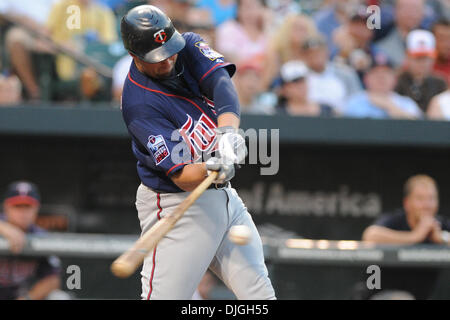 23. Juli 2010 - Baltimore, Maryland, Vereinigte Staaten von Amerika - 23. Juli 2010: Minnesota Twins erster Basisspieler Michael Cuddyer (5) schwingt in einer Tonhöhe während der vierten Inning der Freitag Abend Spiel gegen die Baltimore Orioles at Camden Yards in Baltimore, MD... Obligatorische Credit: Russell Tracy / Southcreek Global. (Kredit-Bild: © Southcreek Global/ZUMApress.com) Stockfoto