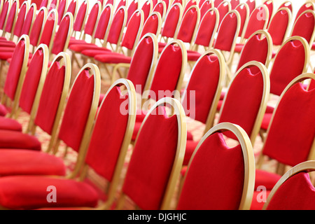 Reicht der leeren roten Stühlen. Closeup Aufnahme Stockfoto