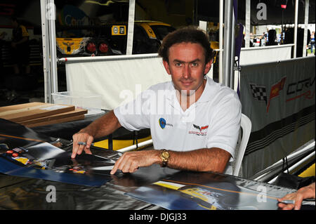 24. Juli 2010 - Lakeville, Connecticut, Vereinigte Staaten von Amerika - 24. Juli 2010: Olivier Beretta von Corvette Racing Team während der obligatorischen Autogrammstunde für ALMS-Treiber vor dem Nordosten Grand Prix in Lime Rock Park Lakeville, Connecticut... Obligatorische Credit: Geoff Bolte / Southcreek Global (Kredit-Bild: © Southcreek Global/ZUMApress.com) Stockfoto