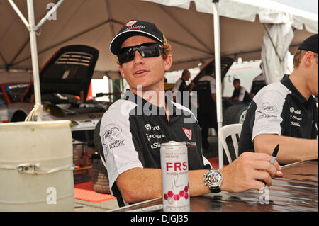 24. Juli 2010 - Lakeville, Connecticut, Vereinigte Staaten von Amerika - 24. Juli 2010: Patrick Long von Flying Lizard Motorsports spricht mit einem Fan während der obligatorischen Autogrammstunde für ALMS-Treiber vor dem Nordosten Grand Prix in Lime Rock Park Lakeville, Connecticut... Obligatorische Credit: Geoff Bolte / Southcreek Global (Kredit-Bild: © Southcreek Global/ZUMApress.com) Stockfoto