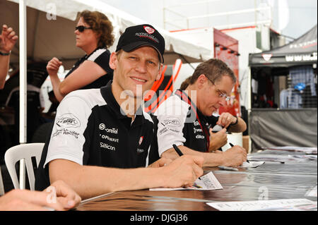 24. Juli 2010 - Lakeville, Connecticut, Vereinigte Staaten von Amerika - 24. Juli 2010: Joerg Bergmeister von Flying Lizard Motorsports posiert für ein Photoduring die obligatorische Autogrammstunde für ALMS-Treiber vor dem Nordosten Grand Prix in Lime Rock Park Lakeville, Connecticut... Obligatorische Credit: Geoff Bolte / Southcreek Global (Kredit-Bild: © Southcreek Global/ZUMApress.com) Stockfoto