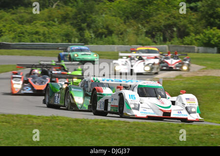24. Juli 2010 - Lakeville, Connecticut, Vereinigte Staaten von Amerika - 24. Juli 2010: The #16 Dyson Racing Team angetrieben von Chris Dyson führt die #8 Drayson Racing getrieben von Jonny Cocker in den Esses während der Nordosten Grand Prix in Lime Rock Park Lakeville, Connecticut... Obligatorische Credit: Geoff Bolte / Southcreek Global (Kredit-Bild: © Southcreek Global/ZUMApress.com) Stockfoto