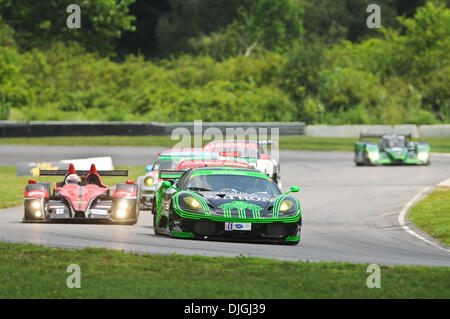 24. Juli 2010 - Lakeville, Connecticut, Vereinigte Staaten von Amerika - 24. Juli 2010: The #02 Extreme Geschwindigkeit Motorsport angetrieben von Ed Brown führt die Packung in den Esses während der Nordosten Grand Prix in Lime Rock Park Lakeville, Connecticut... Obligatorische Credit: Geoff Bolte / Southcreek Global (Kredit-Bild: © Southcreek Global/ZUMApress.com) Stockfoto