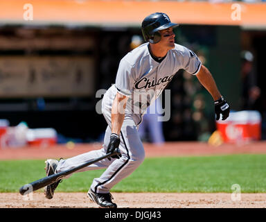 24. Juli 2010 - Oakland, CA, Vereinigte Staaten von Amerika - 24. Juli 2010: Chicago White Sox dritte Baseman Omar Vizquel (11) in Aktion während des Spiels zwischen der Oakland As und die Chicago White Sox in der Oakland-Alameda County Coliseum in Oakland CA. Der A besiegt die White Sox 10-2. Obligatorische Credit: Damon Tarver / Southcreek Global. (Kredit-Bild: © Southcreek Global/ZUMApress. Stockfoto