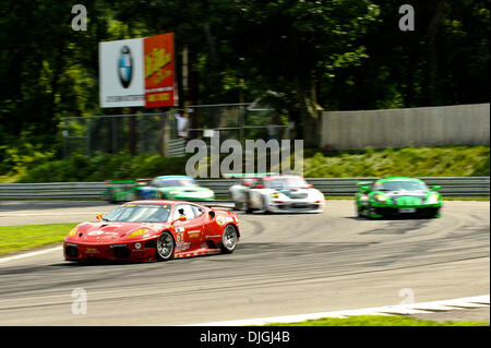 24. Juli 2010 - Lakeville, Connecticut, Vereinigte Staaten von Amerika - 24. Juli 2010: The #61 Risi Competizione angetrieben von Mika Salo führt eine Packung von Autos in die West-Kurve während der Nordosten Grand Prix in Lime Rock Park Lakeville, Connecticut... Obligatorische Credit: Geoff Bolte / Southcreek Global (Kredit-Bild: © Southcreek Global/ZUMApress.com) Stockfoto