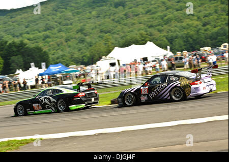 24. Juli 2010 - Lakeville, Connecticut, Vereinigte Staaten von Amerika - 24. Juli 2010: The #75 JaguarRSR angetrieben von Marc Goossens führt die #88 Velox Motorsport angetrieben von Shane Lewis im Westen verlassen biegen, während der Nordosten Grand Prix in Lime Rock Park Lakeville, Connecticut... Obligatorische Credit: Geoff Bolte / Southcreek Global (Kredit-Bild: © Southcreek Global/ZUMApress.com) Stockfoto