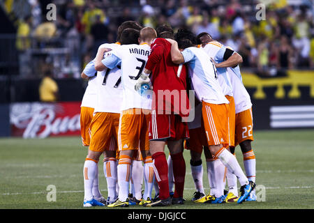 24. Juli 2010 - Columbus, Ohio, Vereinigte Staaten von Amerika - 24. Juli 2010: das Dynamo-Team zusammen kauert während einer Pause in der zweiten Halbzeit Spiel-Aktion.  Die Columbus Crew besiegte Houston Dynamo 3: 0 bei Crew Stadium in Columbus, Ohio.   . Obligatorische Credit: Scott W. Grau / Southcreek Global (Kredit-Bild: © Southcreek Global/ZUMApress.com) Stockfoto