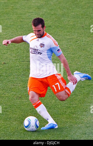 24. Juli 2010 - Columbus, Ohio, Vereinigte Staaten von Amerika - 24. Juli 2010: Dynamo Verteidiger Mike Chabala (17) während der ersten Halbzeit Spiel handeln.  Die Columbus Crew besiegte Houston Dynamo 3: 0 bei Crew Stadium in Columbus, Ohio.   . Obligatorische Credit: Scott W. Grau / Southcreek Global (Kredit-Bild: © Southcreek Global/ZUMApress.com) Stockfoto