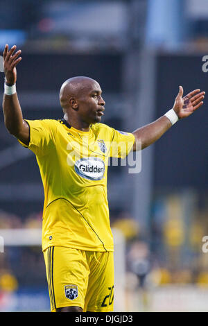 24. Juli 2010 - Columbus, Ohio, Vereinigte Staaten von Amerika - 24. Juli 2010: Crew weiterleiten Emilio Renteria (20) Fragen eine Entscheidung während der zweiten Halbzeit Spiel handeln.  Die Columbus Crew besiegte Houston Dynamo 3: 0 bei Crew Stadium in Columbus, Ohio.   . Obligatorische Credit: Scott W. Grau / Southcreek Global (Kredit-Bild: © Southcreek Global/ZUMApress.com) Stockfoto