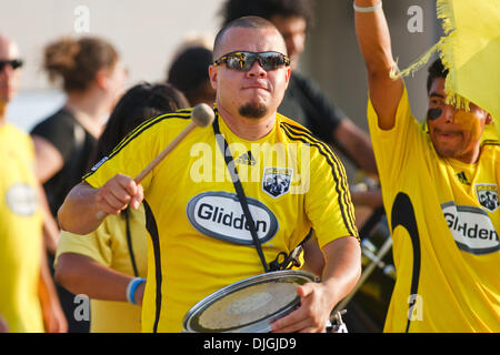 24. Juli 2010 - Columbus, Ohio, Vereinigte Staaten von Amerika - 24. Juli 2010: der Schlagzeuger der Crew Supporter Band marschiert in Richtung der Nordecke Ecke vor dem Start des Spiels.  Die Columbus Crew besiegte Houston Dynamo 3: 0 bei Crew Stadium in Columbus, Ohio.   . Obligatorische Credit: Scott W. Grau / Southcreek Global (Kredit-Bild: © Southcreek Global/ZUMApress.com) Stockfoto