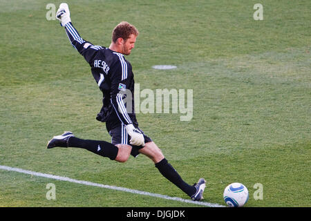 24. Juli 2010 - Columbus, Ohio, Vereinigte Staaten von Amerika - 24. Juli 2010: Crew Torwart William Hesmer (1) löscht den Ball während der ersten Halbzeit Spiel handeln.  Die Columbus Crew besiegte Houston Dynamo 3: 0 bei Crew Stadium in Columbus, Ohio.   . Obligatorische Credit: Scott W. Grau / Southcreek Global (Kredit-Bild: © Southcreek Global/ZUMApress.com) Stockfoto