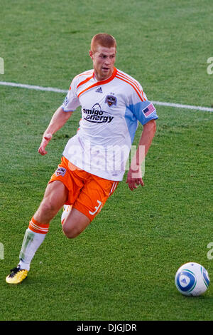 24. Juli 2010 - Columbus, Ohio, Vereinigte Staaten von Amerika - 24. Juli 2010: Dynamo Verteidiger Andrew Hainault (31) während der ersten Halbzeit Spiel handeln.  Die Columbus Crew besiegte Houston Dynamo 3: 0 bei Crew Stadium in Columbus, Ohio.   . Obligatorische Credit: Scott W. Grau / Southcreek Global (Kredit-Bild: © Southcreek Global/ZUMApress.com) Stockfoto