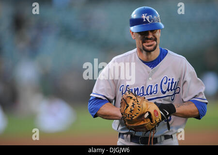 25. Juli 2010 - Oakland, Kalifornien, USA - 2. August 2010: Kansas City Royals C Jason Kendall (18) bereitet seine Ausrüstung vor dem MLB-Spiel zwischen den Oakland Athletics und die Kansas City Royals im Oakland-Alameda County Coliseum in Oakland, CA. (Credit-Bild: © Matt Cohen/Southcreek Global/ZUMApress.com) Stockfoto