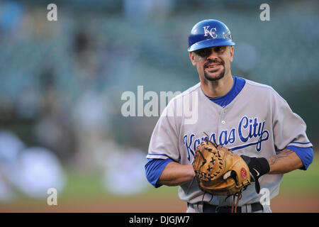 25. Juli 2010 - Oakland, Kalifornien, USA - 2. August 2010: Kansas City Royals C Jason Kendall (18) bereitet seine Ausrüstung vor dem MLB-Spiel zwischen den Oakland Athletics und die Kansas City Royals im Oakland-Alameda County Coliseum in Oakland, CA. (Credit-Bild: © Matt Cohen/Southcreek Global/ZUMApress.com) Stockfoto