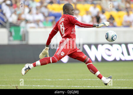 25. Juli 2010 - Harrison, New Jersey, Vereinigte Staaten von Amerika - 25. Juli 2010: New York Red Bulls Torhüter Bouna Coundoul (#18) während des Spiels an die Barclay Herausforderung, Red Bull Arena, Harrison, New Jersey statt... Obligatorische Credit: Anthony Gruppuso / Southcreek Global. (Kredit-Bild: © Southcreek Global/ZUMApress.com) Stockfoto