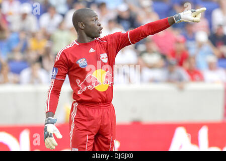 25. Juli 2010 - Harrison, New Jersey, Vereinigte Staaten von Amerika - 25. Juli 2010: New York Red Bulls Torhüter Bouna Coundoul (#18) während des Spiels an die Barclay Herausforderung, Red Bull Arena, Harrison, New Jersey statt... Obligatorische Credit: Anthony Gruppuso / Southcreek Global. (Kredit-Bild: © Southcreek Global/ZUMApress.com) Stockfoto