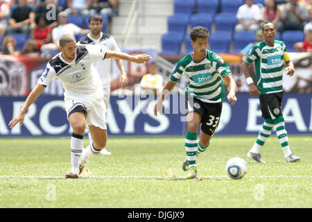 25. Juli 2010 - Harrison, New Jersey, Vereinigte Staaten von Amerika - 25. Juli 2010: Sporting Lissabon vorwärts Diogo Solomon (#33) während des Spiels bricht an die Barclay Herausforderung, Red Bull Arena, Harrison, New Jersey statt... Obligatorische Credit: Anthony Gruppuso / Southcreek Gl obal. (Kredit-Bild: © Southcreek Global/ZUMApress.com) Stockfoto