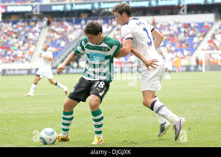 25. Juli 2010 - Harrison, New Jersey, Vereinigte Staaten von Amerika - 25. Juli 2010: Sporting Lissabon Verteidiger Leandro Grimi (#18) und Tottenham Hotspur Verteidiger Gareth Bale (#3) Schlacht während des Spiels auf Barclay Herausforderung, Red Bull Arena, Harrison, New Jersey statt... Obligatorische Credit: Anthony Gruppuso / Southcreek Gl obal. (Kredit-Bild: © Southcreek Global/ZUMApress.com) Stockfoto