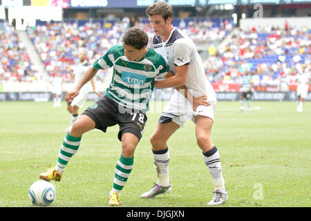 25. Juli 2010 - Harrison, New Jersey, Vereinigte Staaten von Amerika - 25. Juli 2010: Sporting Lissabon Verteidiger Leandro Grimi (#18) und Tottenham Hotspur Verteidiger Gareth Bale (#3) während des Spiels auf Barclay Herausforderung, Red Bull Arena, Harrison, New Jersey statt... Obligatorische Credit: Anthony Gruppuso / Southcreek Gl obal. (Kredit-Bild: © Southcreek Global/ZUMApress.com) Stockfoto