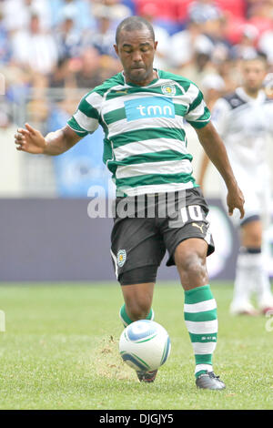 25. Juli 2010 - Harrison, New Jersey, Vereinigte Staaten von Amerika - 25. Juli 2010: Sporting Lissabon weiterleiten Florent Sinama-Pongolle (#10). Das Endergebnis war ein 2-2 Unentschieden im Spiel an die Barclay Herausforderung, Red Bull Arena, Harrison, New Jersey statt... Obligatorische Credit: Anthony Gruppuso / Southcreek Global. (Kredit-Bild: © Southcreek Global/ZUMApress.com) Stockfoto