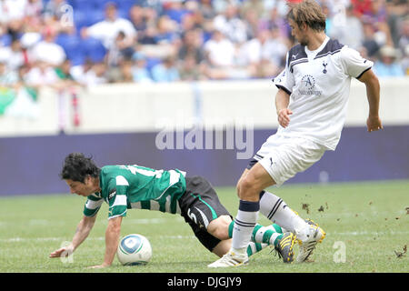 25. Juli 2010 - Harrison, New Jersey, Vereinigte Staaten von Amerika - 25. Juli 2010: Sporting Lissabon Mittelfeldspieler Jaime Valdez (#15) den Boden berührt.  Das Endergebnis war ein 2-2 Unentschieden im Spiel an die Barclay Herausforderung, Red Bull Arena, Harrison, New Jersey statt... Obligatorische Credit: Anthony Gruppuso / Southcreek Global. (Kredit-Bild: © Southcreek Global/ZUMApress.com) Stockfoto