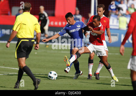 25. Juli 2010 - Kansas City, Missouri, Vereinigte Staaten von Amerika - 25. Juli 2010: Kansas City Wizards Mittelfeldspieler Roger Espinoza (17) Schlachten Manchester United Mittelfeldspieler Nani (17) während der sonntäglichen Partie zwischen den Kansas City Wizards und Manchester United im Arrowhead Stadium in Kansas City, Missouri... Obligatorische Credit: James Allison / Southcreek Global (Kredit-Bild: © Southcreek Stockfoto