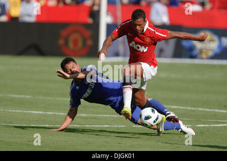 25. Juli 2010 - Kansas City, Missouri, Vereinigte Staaten von Amerika - 25. Juli 2010: Kansas City Wizards Mittelfeldspieler Roger Espinoza (17) Schlachten Manchester United Mittelfeldspieler Nani (17) während der sonntäglichen Partie zwischen den Kansas City Wizards und Manchester United im Arrowhead Stadium in Kansas City, Missouri... Obligatorische Credit: James Allison / Southcreek Global (Kredit-Bild: © Southcreek Stockfoto