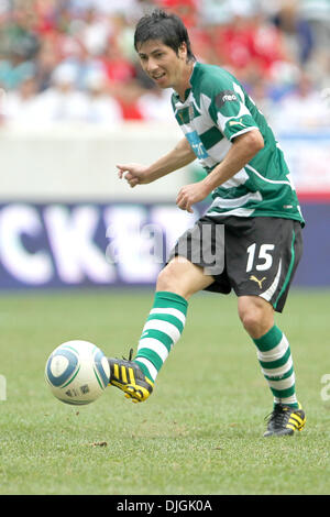 25. Juli 2010 - Harrison, New Jersey, Vereinigte Staaten von Amerika - 25. Juli 2010: Sporting Lissabon Mittelfeldspieler Jaime Valdez (#15) übergibt.  Das Endergebnis war ein 2-2 Unentschieden im Spiel an die Barclay Herausforderung, Red Bull Arena, Harrison, New Jersey statt... Obligatorische Credit: Anthony Gruppuso / Southcreek Global. (Kredit-Bild: © Southcreek Global/ZUMApress.com) Stockfoto