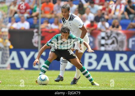 25. Juli 2010 - Harrison, New Jersey, Vereinigte Staaten von Amerika - 25. Juli 2010-Sporting Lissabon nach vorn Liedson (#31) und Tottenham Hotspur FC Verteidiger Kyle Walker (#28) Kampf um Besitz als englischen Premier League Klub Tottenham Hotspur Gesicht Super Liga Verein Sporting Club de Portugal im dritten Spiel der The Barclays New York Football Challenge im Red Bull Stadion in Harrison Neu Stockfoto