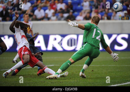 25. Juli 2010 - Harrison, New Jersey, Vereinigte Staaten von Amerika - 25. Juli 2010-New York Red Bulls Mittelfeldspieler Macoumbe Kandji (10) schießt auf Manchester City Ziel Keeper Joe Hart'' s (#12) Ziel wie der englischen Premier League Club Manchester City Gesicht Major League Soccer New York Red Bulls im dritten Spiel der The Barclays New York Football Challenge im Red Bull Stadion in Harrison , Neue Je Stockfoto