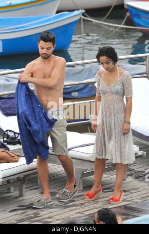 Dominic Cooper und seine Freundin Ruth Negga genießen Sie einen Urlaub am Pool im Hotel Della Regina Isabella Ischia, Italien - 12.07.12 Stockfoto