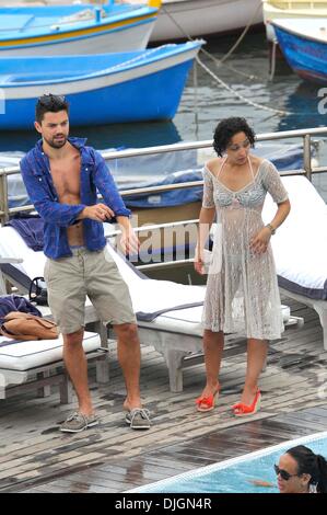 Dominic Cooper und seine Freundin Ruth Negga genießen Sie einen Urlaub am Pool im Hotel Della Regina Isabella Ischia, Italien - 12.07.12 Stockfoto