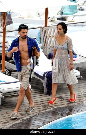 Dominic Cooper und seine Freundin Ruth Negga genießen Sie einen Urlaub am Pool im Hotel Della Regina Isabella Ischia, Italien - 12.07.12 Stockfoto