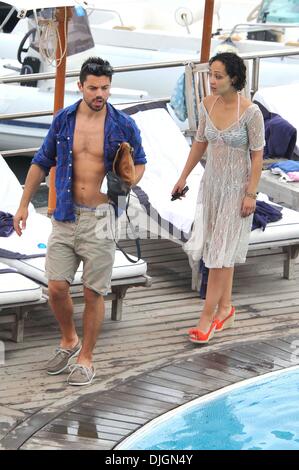 Dominic Cooper und seine Freundin Ruth Negga genießen Sie einen Urlaub am Pool im Hotel Della Regina Isabella Ischia, Italien - 12.07.12 Stockfoto