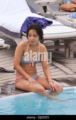 Dominic Cooper und seine Freundin Ruth Negga genießen Sie einen Urlaub am Pool im Hotel Della Regina Isabella Ischia, Italien - 12.07.12 Stockfoto