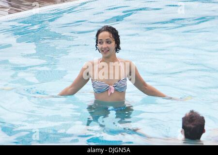 Dominic Cooper und seine Freundin Ruth Negga genießen Sie einen Urlaub am Pool im Hotel Della Regina Isabella Ischia, Italien - 12.07.12 Stockfoto