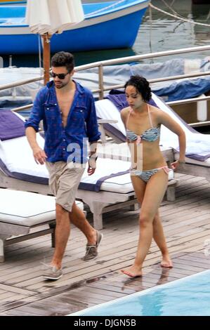 Dominic Cooper und seine Freundin Ruth Negga genießen Sie einen Urlaub am Pool im Hotel Della Regina Isabella Ischia, Italien - 12.07.12 Stockfoto