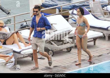 Dominic Cooper und seine Freundin Ruth Negga genießen Sie einen Urlaub am Pool im Hotel Della Regina Isabella Ischia, Italien - 12.07.12 Stockfoto