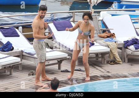 Dominic Cooper und seine Freundin Ruth Negga genießen Sie einen Urlaub am Pool im Hotel Della Regina Isabella Ischia, Italien - 12.07.12 Stockfoto